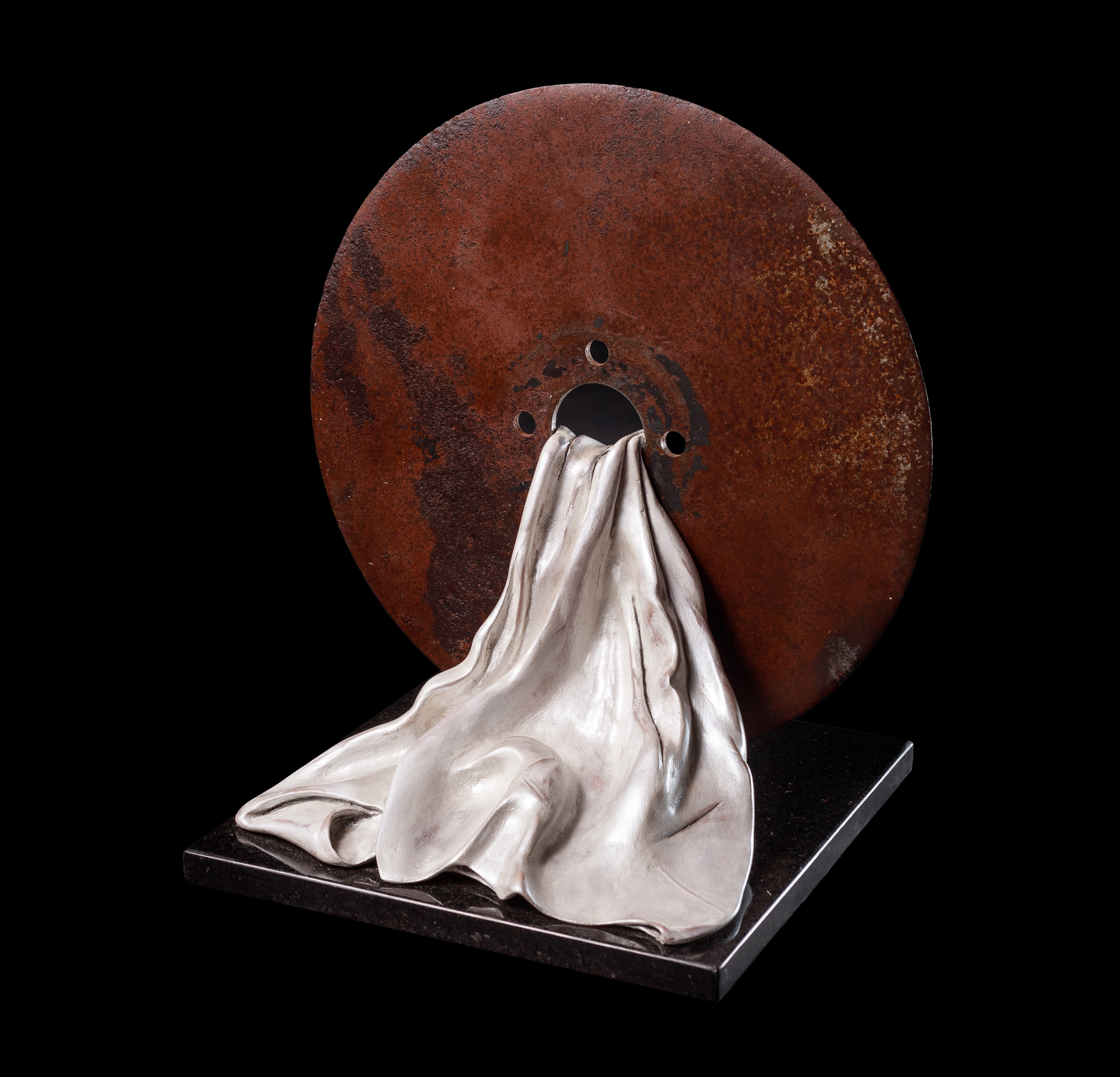 Escultura 'Con el Sudor de la Tierra' tallada en madera de lenga y metal, 40x40cm